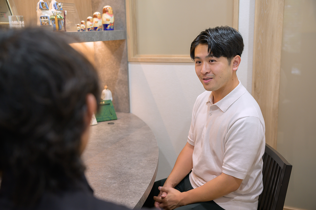 患者さまと話す歯科医師