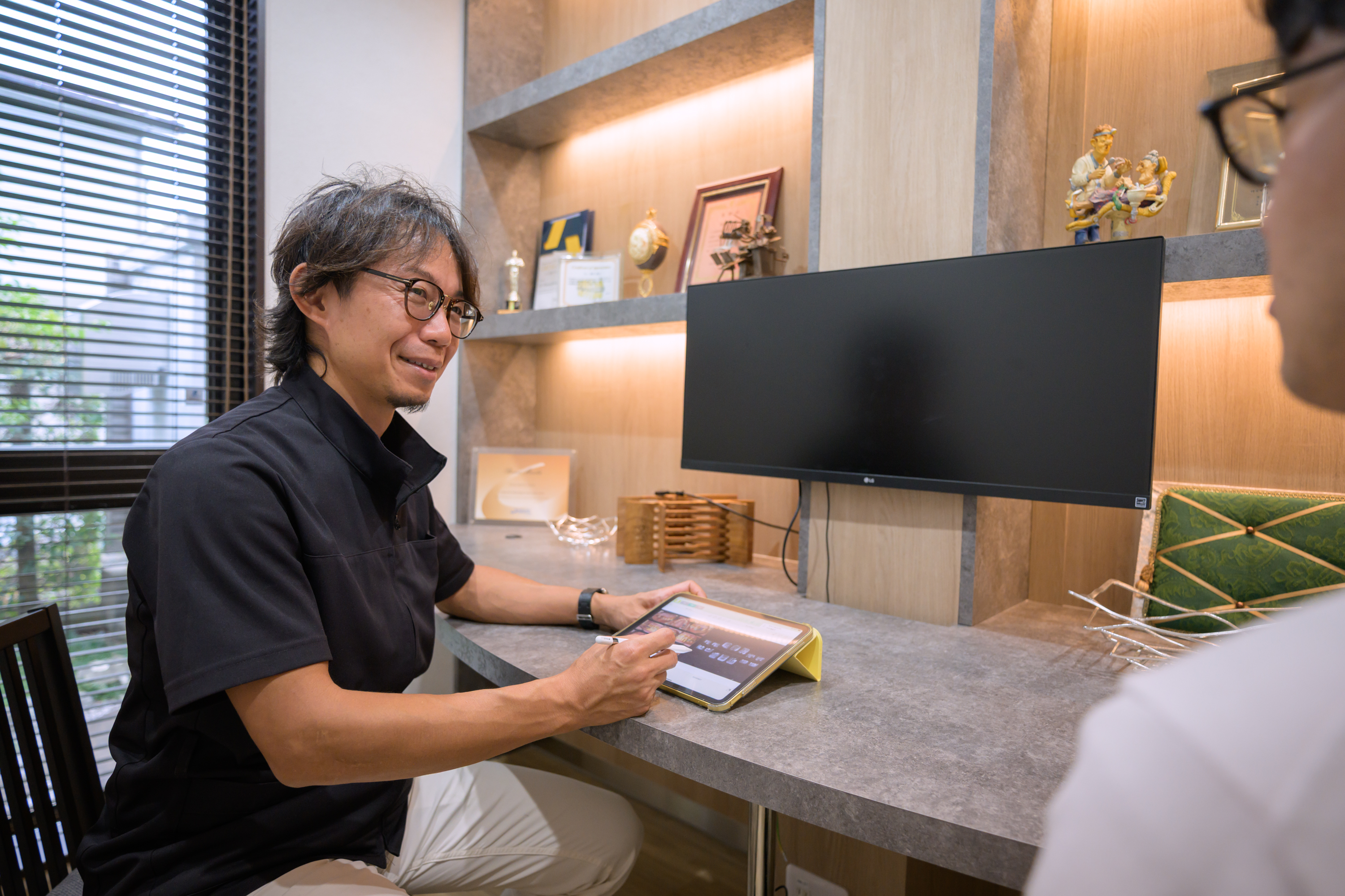 カウンセリングで説明する歯科医師