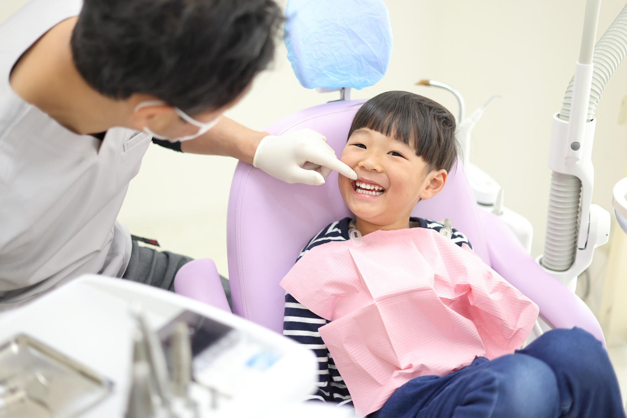 診療台で口腔内を確認される子ども